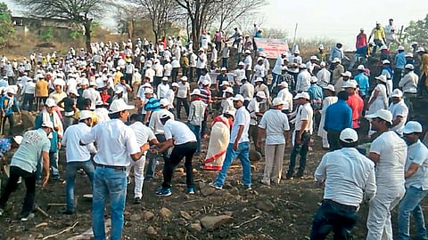 शेतकऱ्यांच्या मदतीसाठी सरसावले शेकडो हात