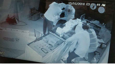 निपाणीत एका रात्रीत तीन ठिकाणी मोबाइल दुकानात चोरी