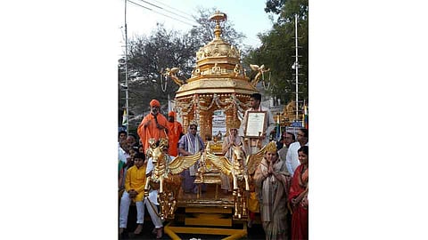 श्रवणबेळगोळ येथे महामस्तकाभिषेक सोहळ्यानिमित्त सुवर्ण रथ प्रदान