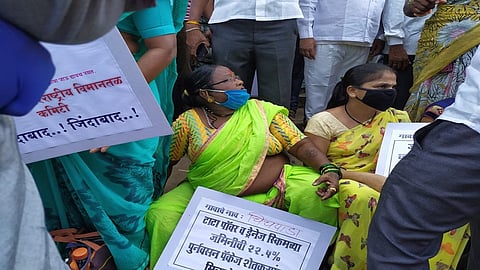 नवी मुंबई विमानतळ प्रकल्पग्रस्तांचे सिडको भवनासमोर आंदोलन; पोलिसांनी महिलांना धक्काबुक्की केल्याचा आरोप