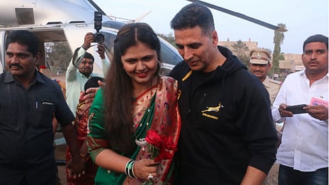 मुख्यमंत्री फडणवीस, अभिनेता अक्षय कुमार परळीत