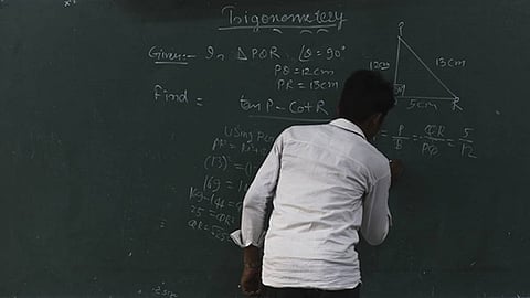 खासगी शिकवणींना सशर्त परवानगी द्यावी! शिक्षकांवर भाजीपाला विकण्याची वेळ