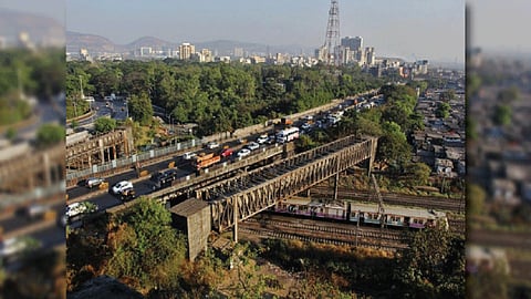 Block at Thane-Mulund | ठाणे आणि मुलुंडदरम्यान कोपरी उन्नत पुलाचे गर्डर टाकण्याचे काम