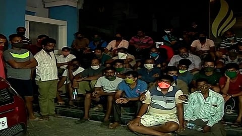 बेस्ट बसेससाठी सेवा देणाऱ्या एसटी कर्मचाऱ्यांचे हाल; रस्त्यावर उतरत जोरदार आंदोलन