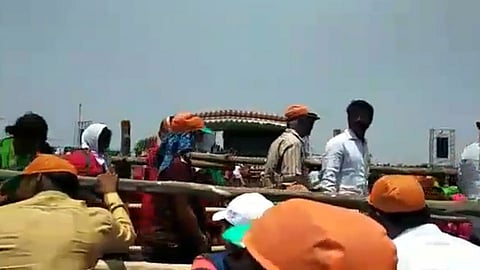 Loksabha 2019 : अकलूजमध्ये मोदी बोलत होते अन् लोक निघून जात होते (व्हिडिओ)