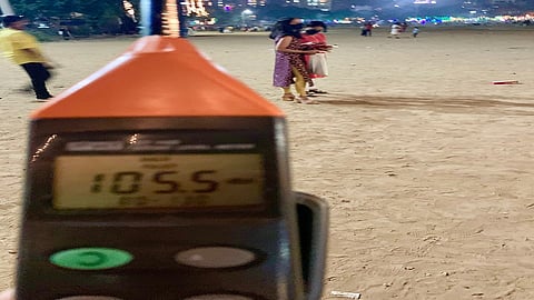 फटाकेबंदी असूनही मुंबईत आवाजाच्या पातळीचे उल्लंघन; आवाज फाउंडेशनचा अहवाल
