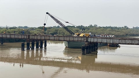 नायगाव-भाईंदर खाडीवरील ब्रिटीशकालीन रेल्वे पूल इतिहासजमा; पूल तोडण्याच्या कामाला सुरुवात