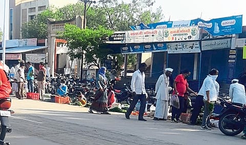 मंगळवेढ्यात सोशल डिस्टन्सिंगचा बोजवारा