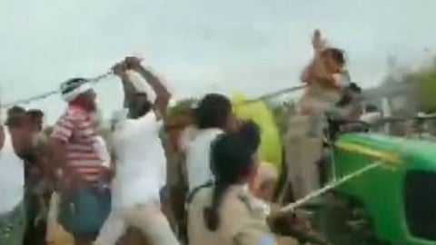 महिला पोलिस ओरडत राहिली; मात्र, लोक तिला मारतच होते