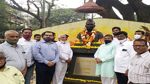 कामगार मैदान येथे हुतात्मा बाबू गेनू यांच्या 90 व्या पुण्यतिथी निमित्त अभिवादन
