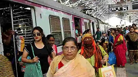 रेल्वे प्रवासी संघटनेचे उद्याच्या निर्णयाकडे लक्ष; लोकल सुरू न केल्यास आंदोलनाची तयारी