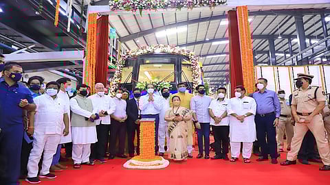 मुंबईकरांना परवडणारी वाहतूक सेवा देणार; मेट्रो ट्रेनच्या अनावरणावेळी मुख्यमंत्र्यांचे आश्वासन