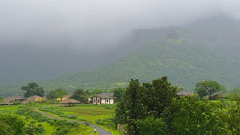 कर्जतमध्ये बंगला आपला न्यारा...! निसर्गरम्य परिसरामुळे मुंबई-पुणेकरांची पसंती