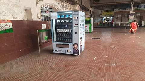 रेल्वे स्थानकावरील सॅनिटायझर, मास्कची विक्री करणारी मशीन, प्रवाशांसाठीच अनभिज्ञ