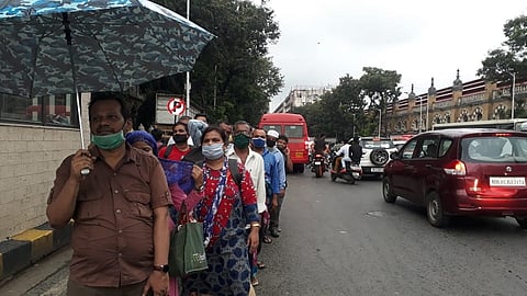 प्रवाशांच्या सहनशीलतेचा होतोय कडेलोट; दक्षिण मुंबईत बेस्ट आणि एसटीसाठी लांबच लांबच रांगा