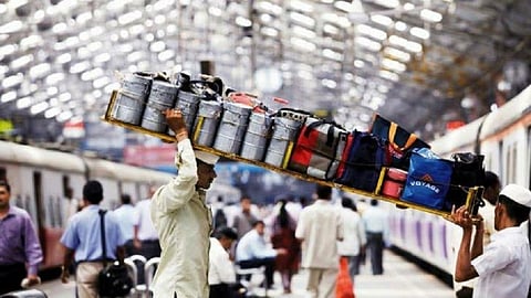 डबेवाल्यांच्या लोकलप्रवासासाठी रेल्वेकडून अद्यापही अध्यादेश नाही; क्यूआर कोडची प्रतिक्षा