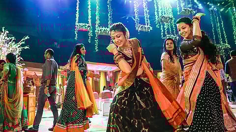 यंदा ओढणी उडे.. ना! तरुणाईचा हिरमोड; कोरोनामुळे दांडियाचा आवाज बंद