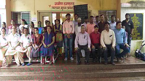 पालघर ः काम बंद आंदोलनात सहभागी झालेले ग्रामीण रुग्णालयातील डॉक्टर आणि कर्मचारी.