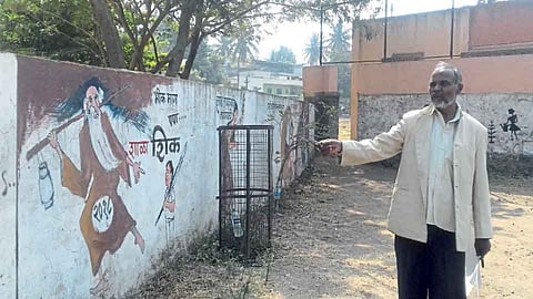 चित्राविष्कारातून सजविल्या सुंदर भिंती..!