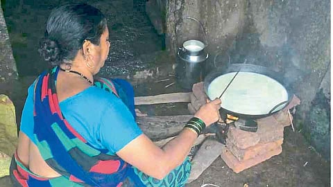 घरोघरी बनला खवा अन् पेढे