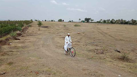इंधन दर वाढीविरोधात पंचायत समिती सदस्य वापरतोय सायकल