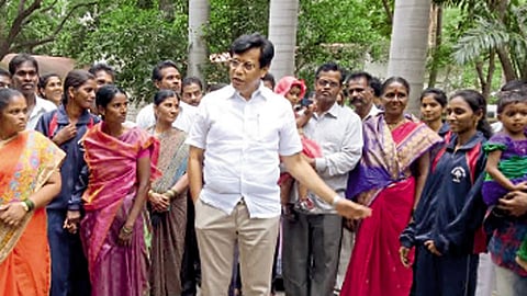 शारदानगर (ता. बारामती) - मुलगी, पती व आईवडिलांसह ॲग्रिकल्चरल डेव्हलपमेंट ट्रस्टचे प्रमुख राजेंद्र पवार व विश्वस्त सुनंदा पवार यांच्यासह प्रशिक्षकांचे आभार मानताना चांगुणा पाथरकर (उजवीकडून दुसरी).