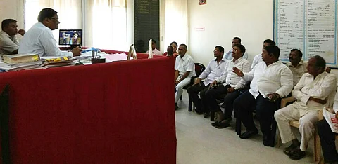 पाली : तहसिल कार्यालयात अायोजित बैठकित उपस्थित तहसीलदार बी. एन. निंबाळकर व पक्षांचे पदाधीकारी. (छायाचित्र, अमित गवळे)