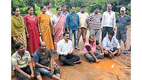 चिखल आंघोळीने कळणेत आत्मक्लेश