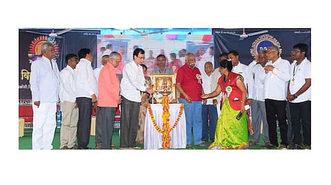 कारदगा ः साहित्य संमेलनात दीपप्रज्वलन करताना साहित्यिक प्रा. राजन खान. शेजारी खासदार प्रकाश हुक्केरी, प्रा. श्रीकांत नाईक, चंद्रकुमार नलगे, उत्तम पाटील, कल्पना रायजाधव, प्रदीप जाधव व इतर.