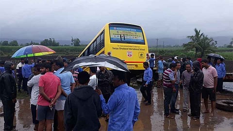 कंटेनरची स्कुलबसला धडक ; तीन ठार