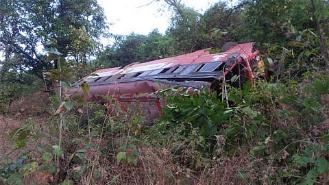 संगमेश्वरनजीक एसटीला अपघात ,एका महिला गंभीर जखमी