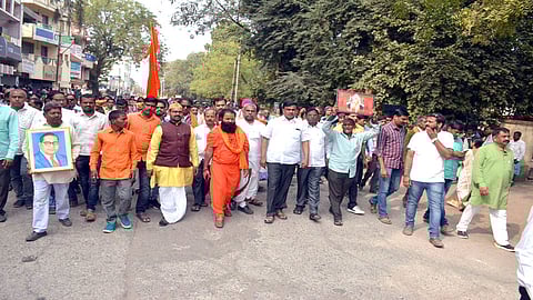 परभणी : नागरीकत्व सुधारणा कायद्याच्या समर्थनार्थ काढलेल्या फेरीत सहभागी नागरिक ...