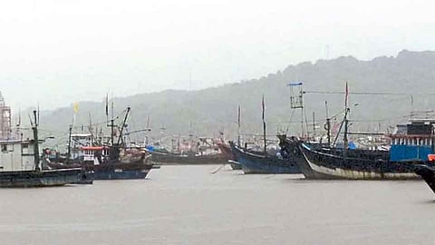 समुद्र खवळला; जयगडात नौका आश्रयाला