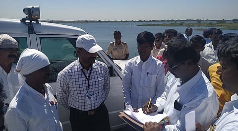 बाभळगाव (ता. तुळजापूर) : आंदोलनकर्त्यांशी चर्चा करताना तहसीलदार सौदागर तांदळे. या वेळी शेतकरी अॅड. सुधाकर दुधभाते, अरविंद घोडके आदी.