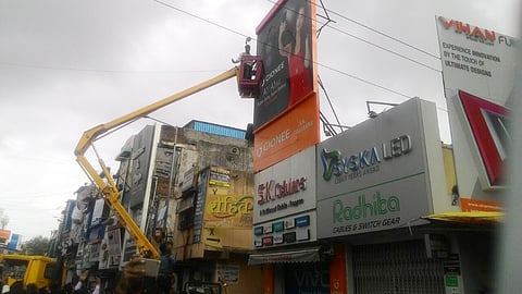 अनधिकृत जाहिरात फलकांवर पिंपरी कॅम्पात कारवाई