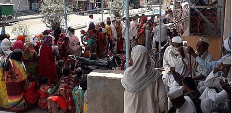 मुरुम (ता. उमरगा) : येथील महाराष्ट्र बँकेच्या शाखेसमोर पैसे काढण्यासाठी ग्राहकांनी केलेली गर्दी.