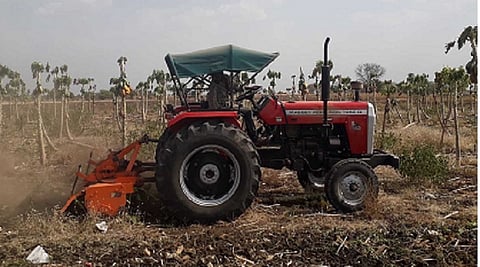 केसरजवळगा (ता. उमरगा) : बाजारपेठ बंद असल्याने अमोल जाधव यांनी पपईच्या बागेवर रोटावेटर फिरवला.