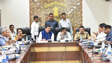 सिंधुदुर्गनगरी - येथे सोमवारी पालकमंत्री दीपक केसरकर यांच्या अध्यक्षतेखाली आढावा बैठक झाली.