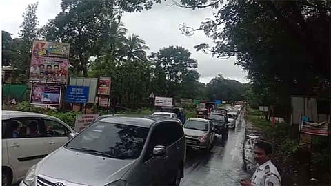 खोपोली पाली मार्गावर वाहतूक कोंडी; चाकरमान्यांची गैरसोय
