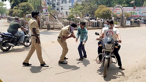 जालना ः रिकामचोटांच्या पार्श्वभागावर लाठीचा फटका देताना पोलिस.