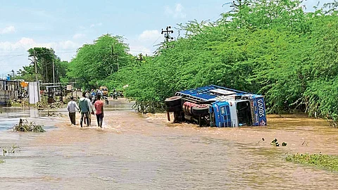 ग्रामस्थांचे प्रसंगावधान, ट्रक पलटी होताच चालकाचे वाचवले प्राण!