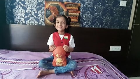A little girl donates her birthday money for corona fight