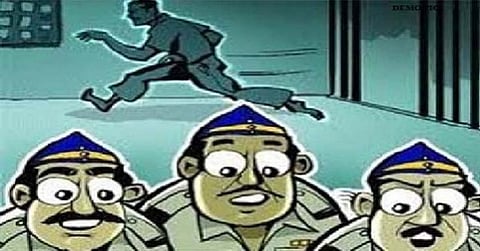 पोलिसांच्या हाताला हिसका देऊन सांगोल्यात आरोपी पळाला
