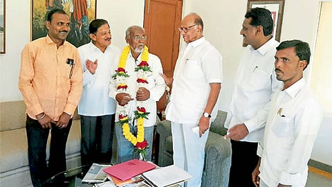 बारामती (ता. इंदापूर) - गोविंदबाग येथे ज्येष्ठ नेते शरद पवार यांनी अब्दुलभाई खडके यांचा सत्कार केला. या वेळी उपस्थित सदाशिव सातव व संभाजी होळकर.