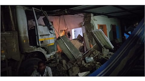 घरात घुसलेला टेम्पो