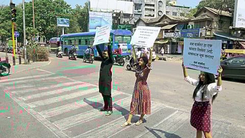 गोखले चौक - प्रेक्षकांना आमंत्रण देण्यासाठी रस्त्यावर उतरलेल्या अभिनेत्री मृण्मयी देशपांडे, सायली संजीव आणि अभिनेता सुव्रत जोशी.