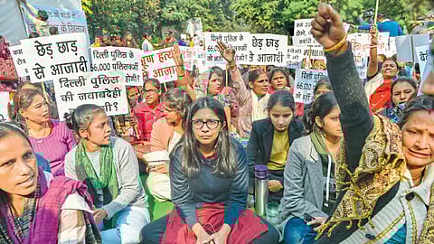 नवी दिल्ली - हैदराबादमधील बलात्काराच्या घटनेच्या निषेधार्थ संतप्त निदर्शने.