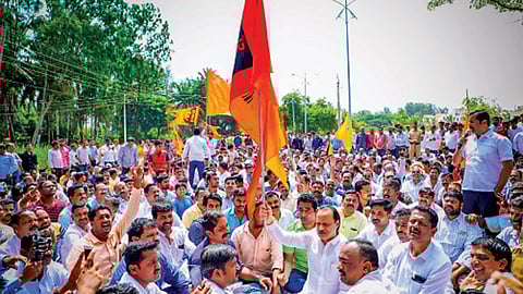 बारामती - गोविंदबागेसमोरील आंदोलनात सहभागी होत घोषणा देत झेंडा फडकविताना अजित पवार.