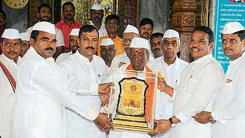 वडगाव मावळ - दत्तोबा महाराज बालगुडे यांना निष्ठावंत वारकरी पुरस्कार प्रदान करताना आमदार बाळा भेगडे व खासदार श्रीरंग बारणे. या प्रसंगी सुखदेव महाराज ठाकर, सोपानराव म्हाळसकर, दिगंबर भेगडे, अनंता कुडे आदी.