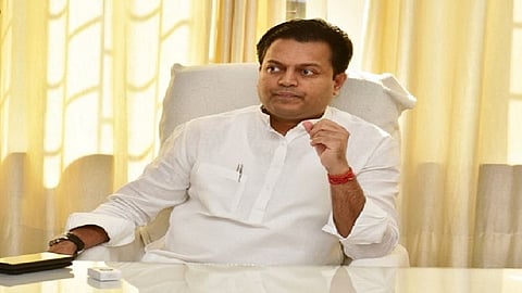 "चित्रपट आणि मनोरंजन क्षेत्रास उद्योगाचा दर्जा देण्यासंदर्भातला प्रस्ताव लवकरच मंत्रीमंडळ बैठकीत मांडण्यात येणार"